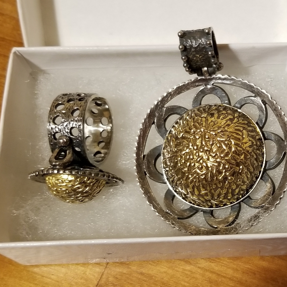 925 STERLING SILVER SET PENDANT AND RING.